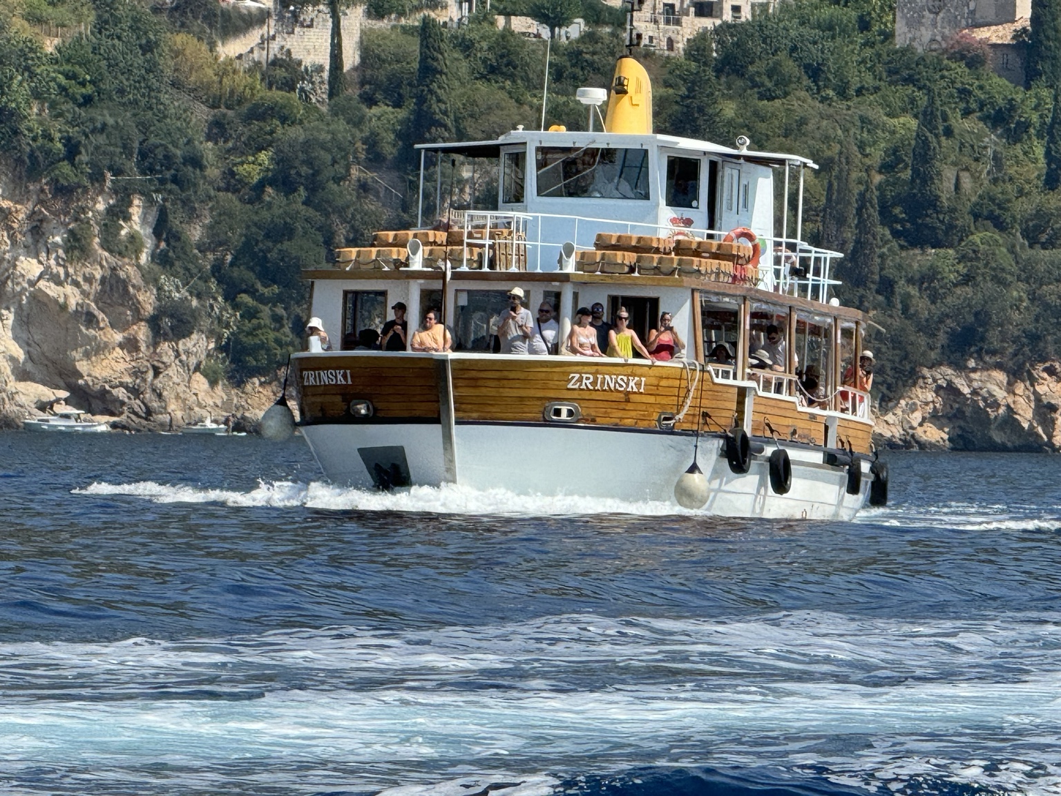 Zrinski u plovidbi ispred Dubrovnika – pogled na pramac