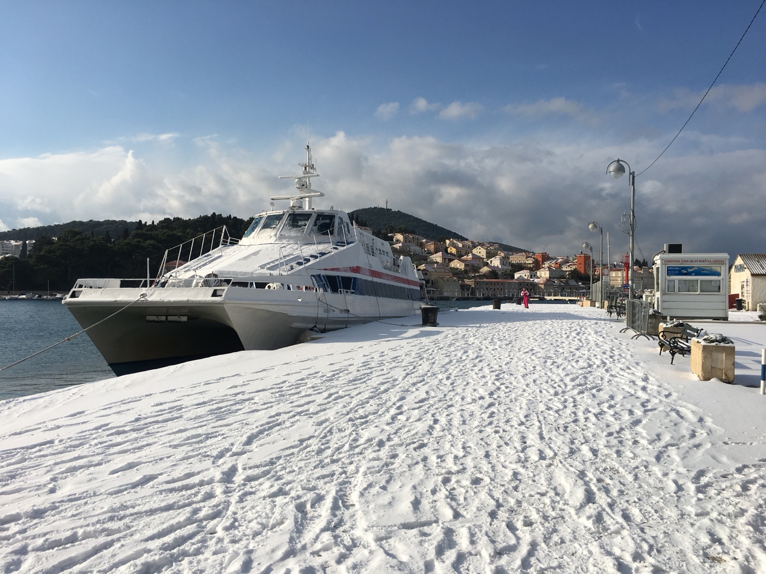 Nona Ana u luci Gruž, Dubrovnik, 11. 1. 2017. Brod i obala prekriveni snijegom.