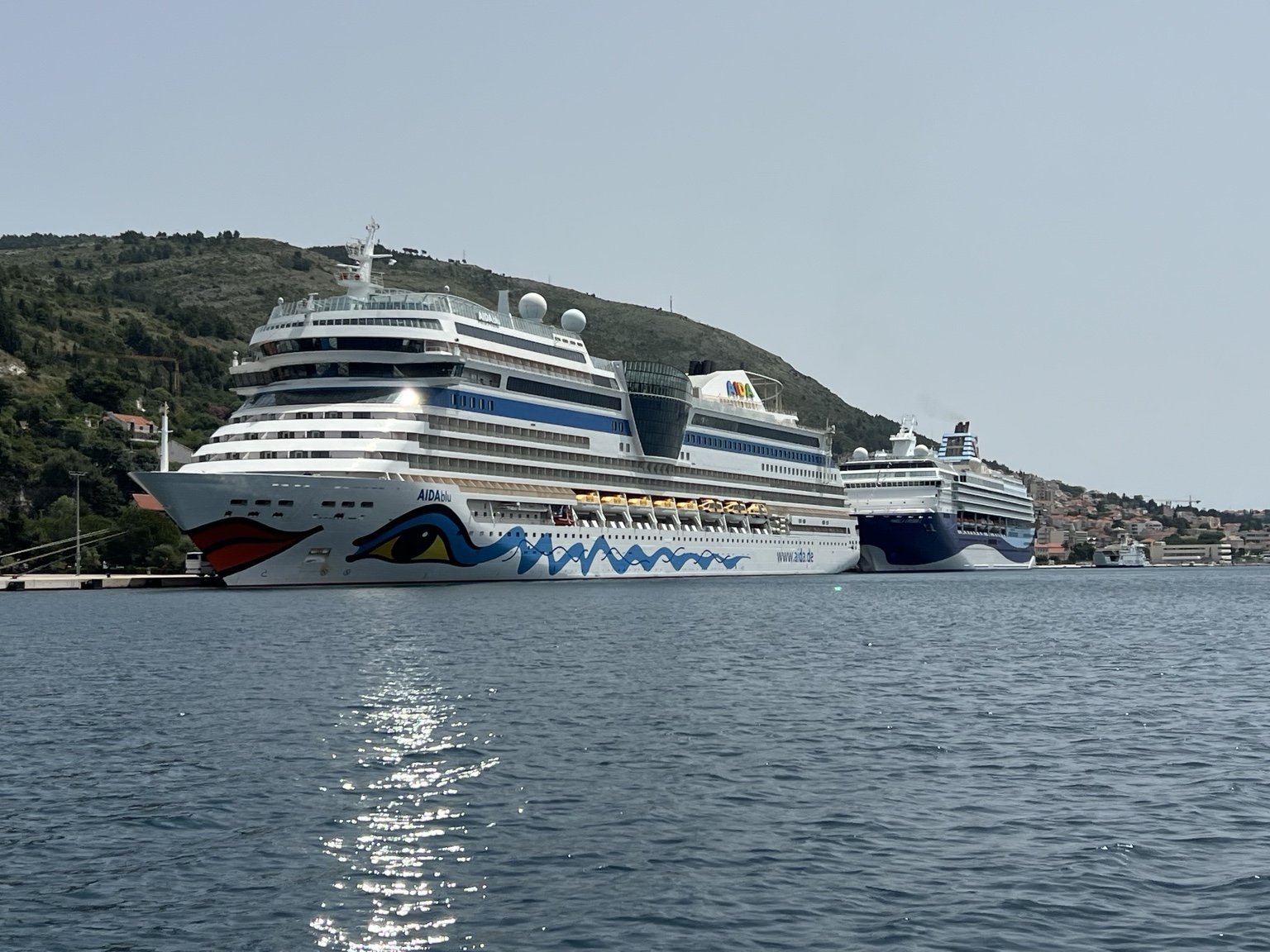 AIDAblu u luci Gruž u Dubrovniku; pogled s pramčane lijeve strane.