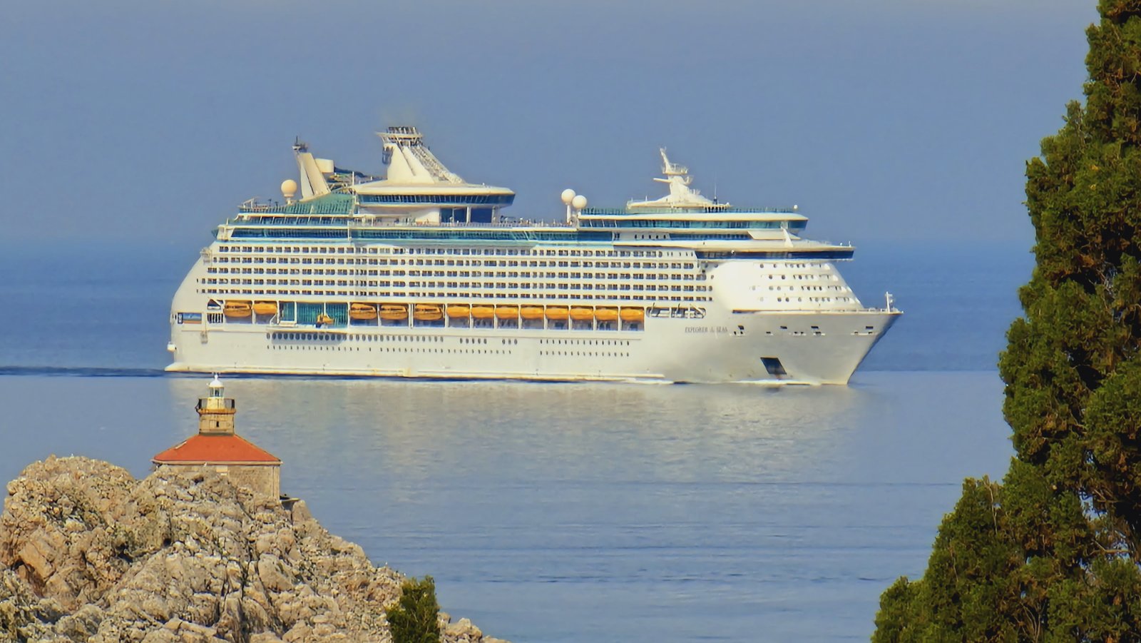 Izvorni naziv: Explorer of the Seas .,.,.,.jpg
