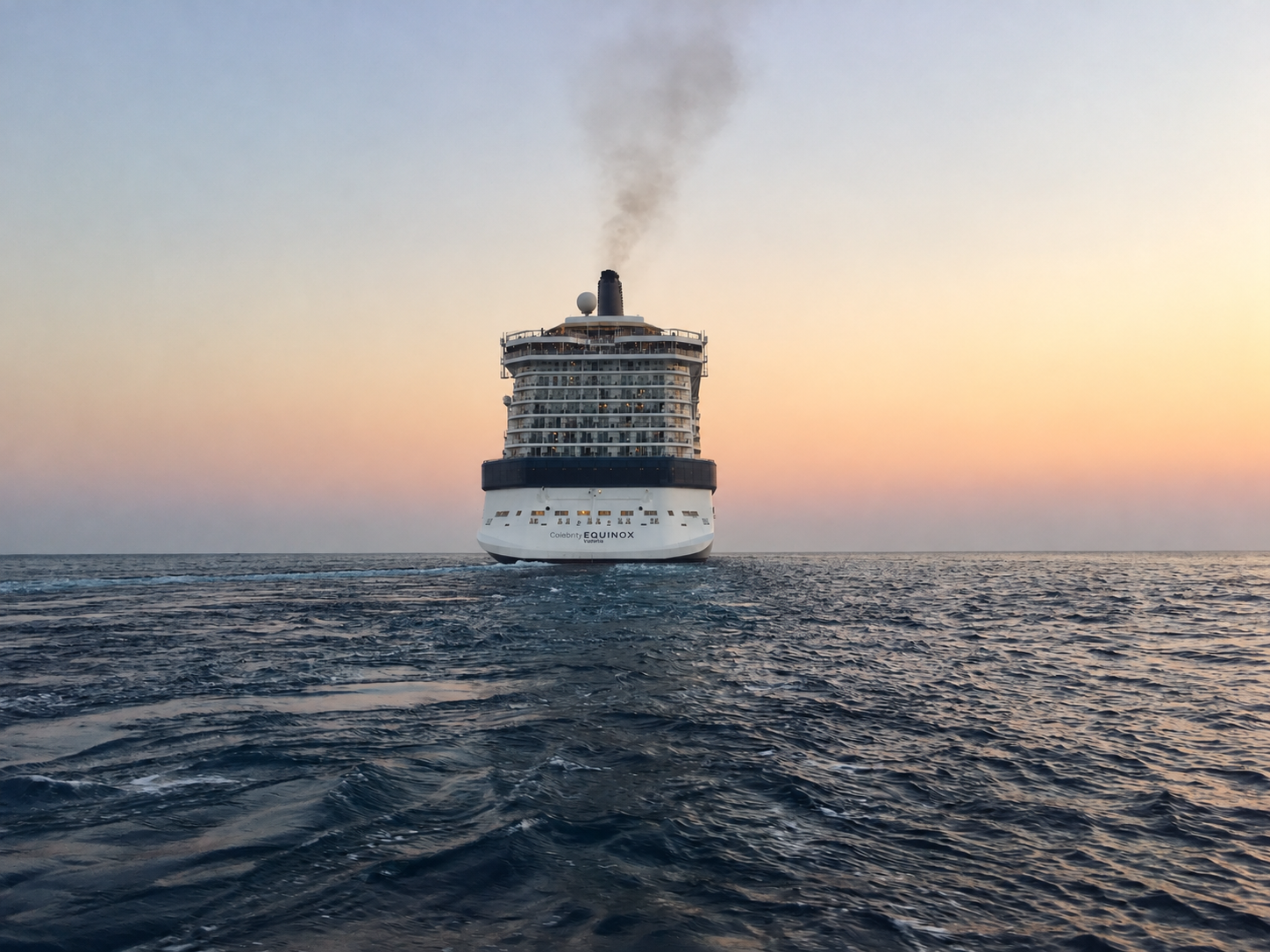 Celebrity Equinox — pogled ravno na krmu i brodski trag. Autor: Nikša Klečak. Izvedena verzija IMG_2691.jpeg, horizont izravnan AI alatom. Datum snimanja nije potvrđen.