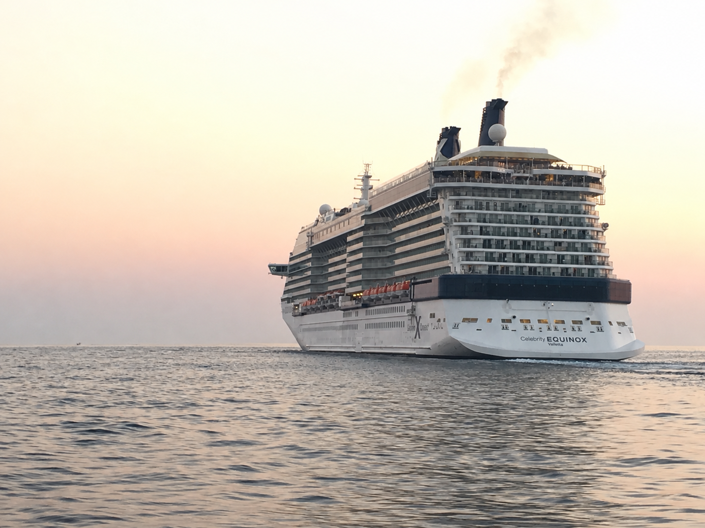 Celebrity Equinox — krmeni bočni kadar u plovidbi. Autor: Nikša Klečak. Izvedena verzija IMG_2692.jpeg, horizont izravnan AI alatom. Datum snimanja nije potvrđen.