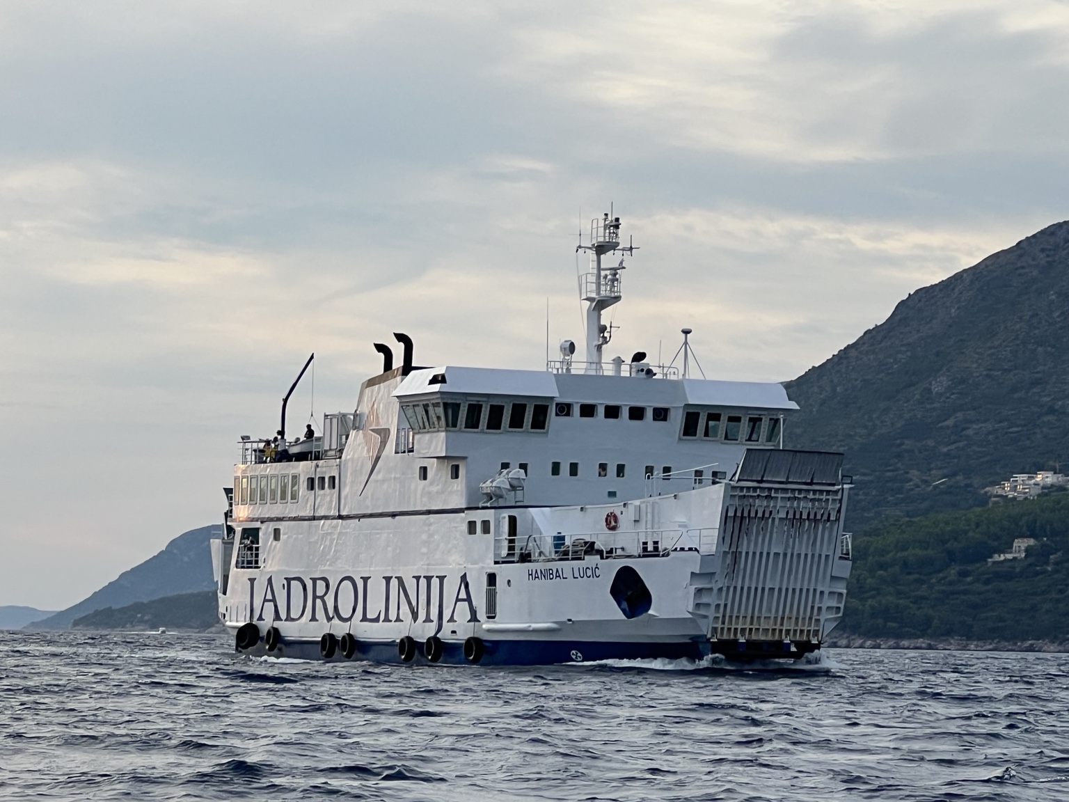 Hanibal Lucić (Jadrolinija) u plovidbi. Foto: Nikša Klečak.