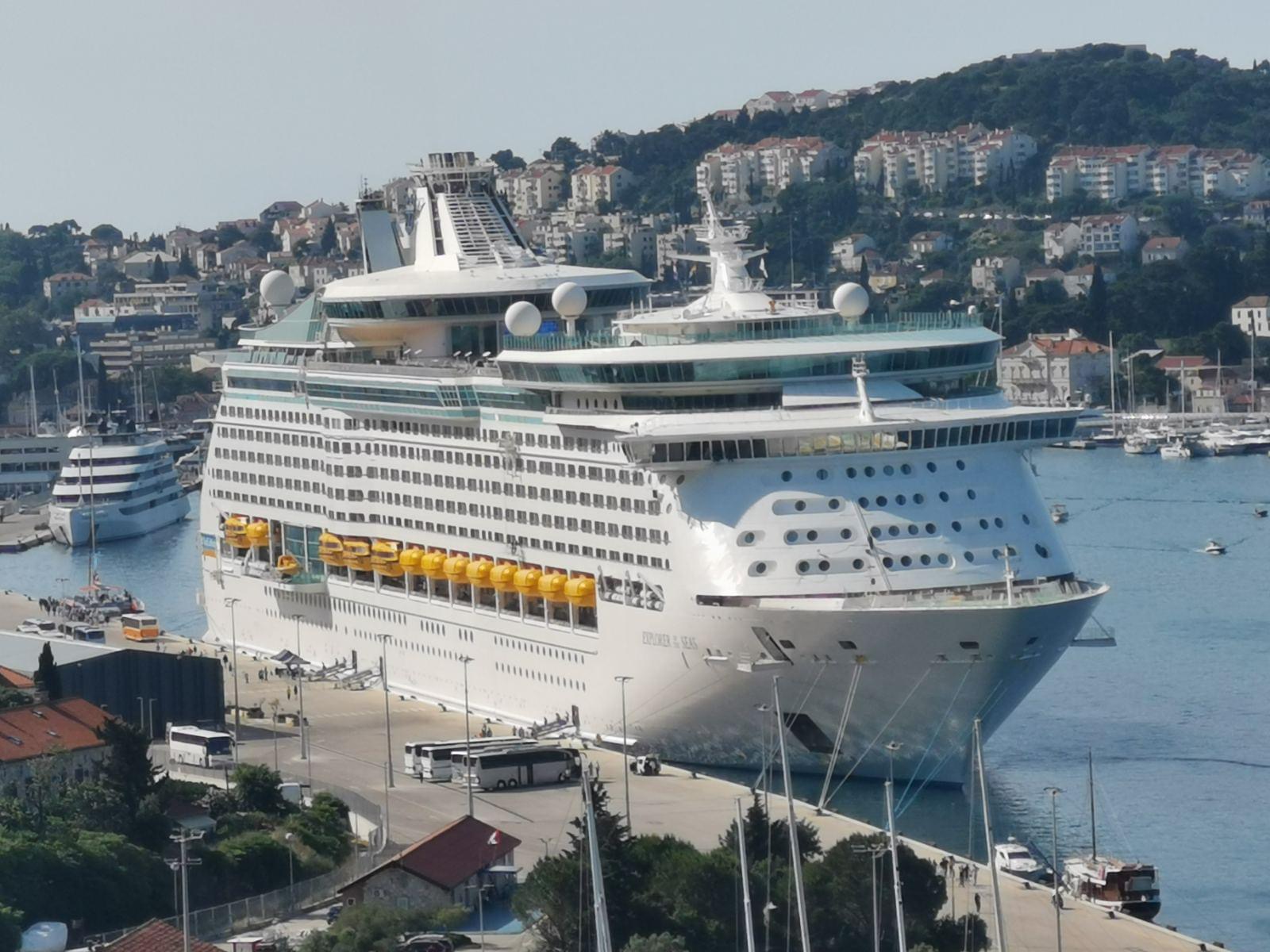 Explorer of the Seas na vezu u luci Gruž u Dubrovniku – pogled prema pramcu. Izvorna fotografija IMG_8739.JPG.