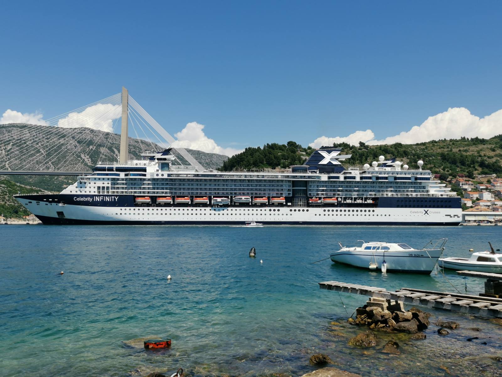 Izvorni naziv: Celebrity Infinity.jpg
