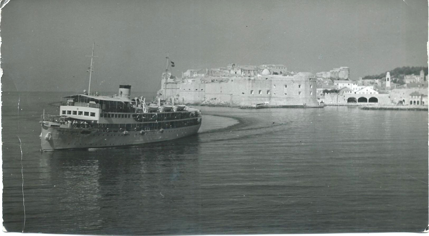 Kralj Aleksandar I — Kralj aleksandar I u plovidbi pored Grada.jpg