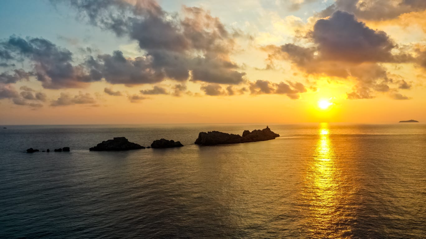 Zalazak sunca nad morem i grebenima uz Dubrovnik